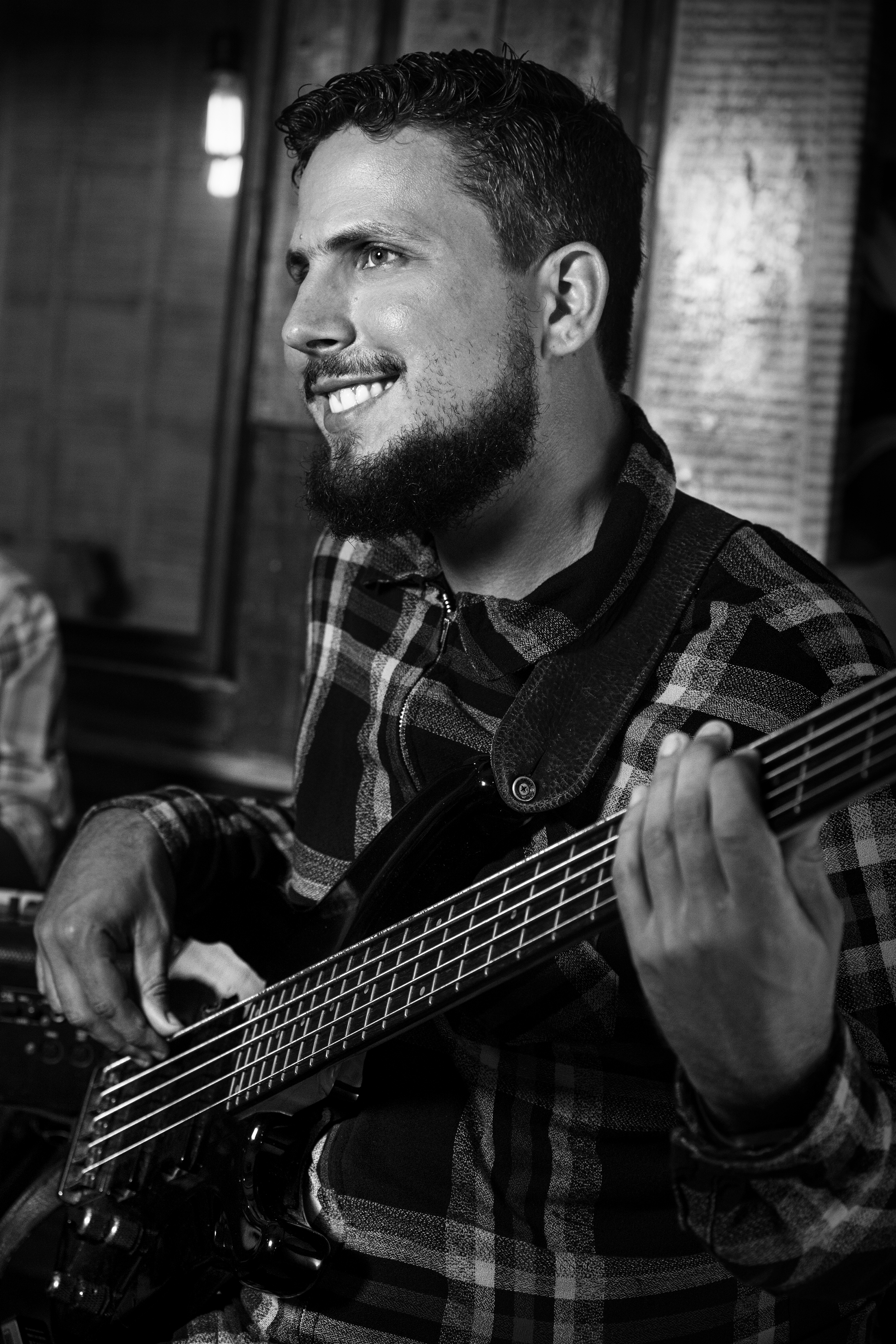 Lemays Valdés tocando bajo